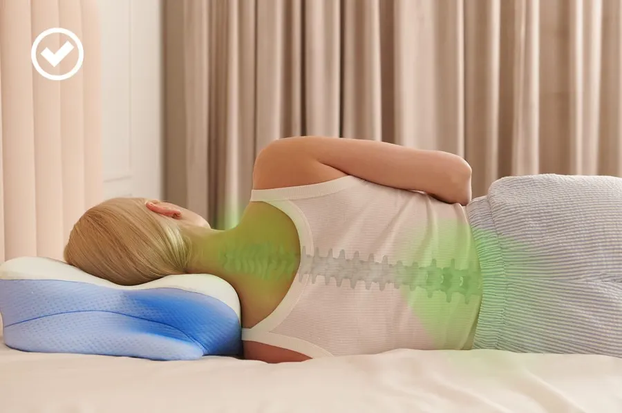 Woman sleeping on the Derila Ergo contoured pillow